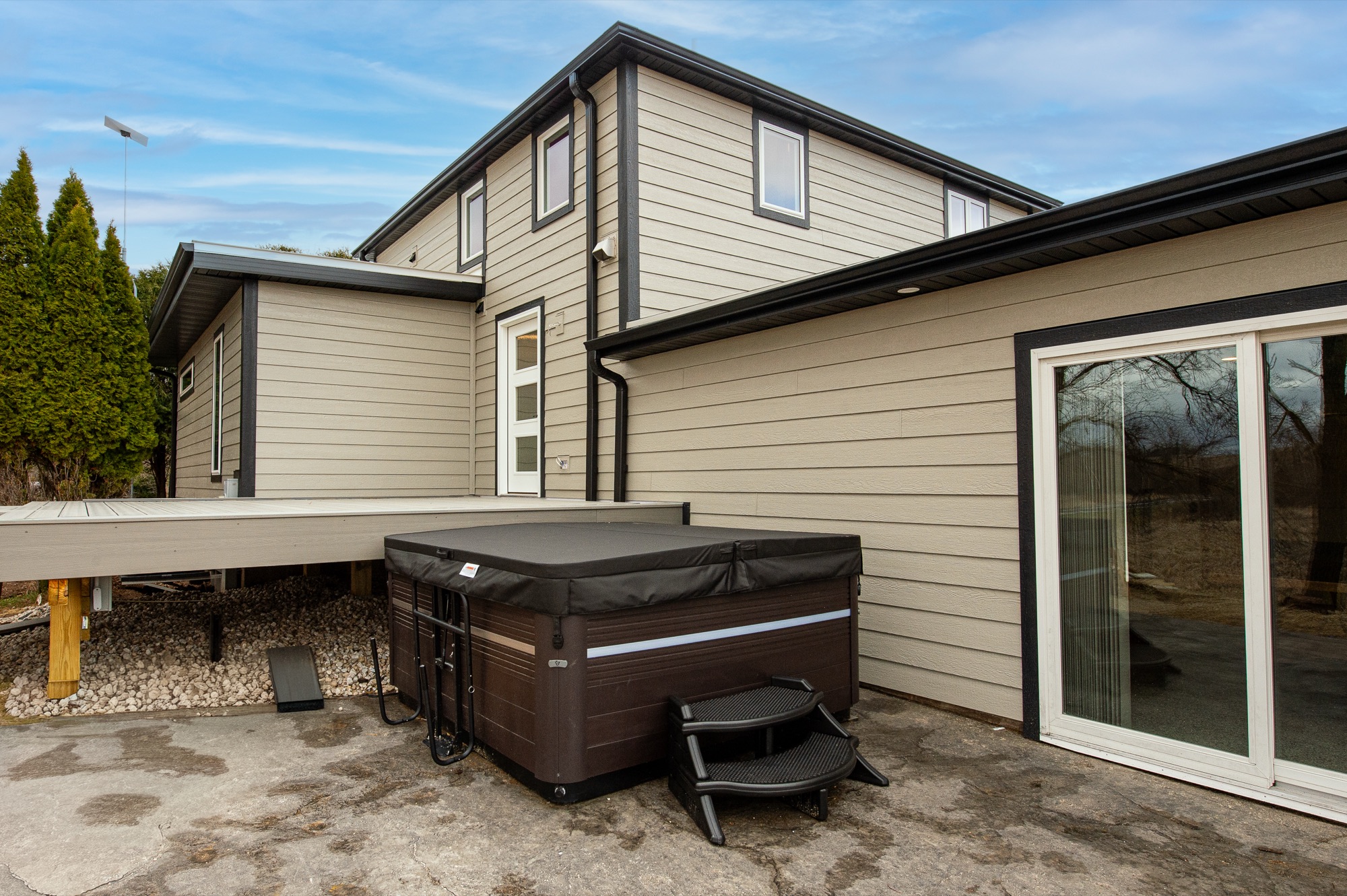 Back patio and hot tub overlooking the Kettleland Ranch grounds